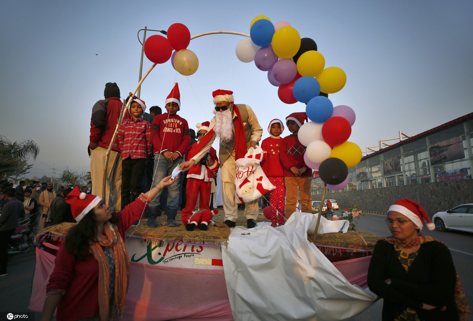传递快乐!巴基斯坦圣诞老人上街派发糖果