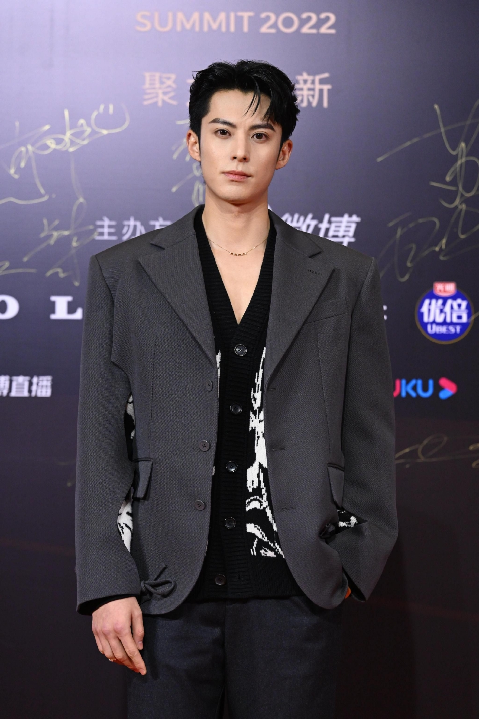 组图:王鹤棣亮相微博视界大会红毯 黑色西装造型帅气