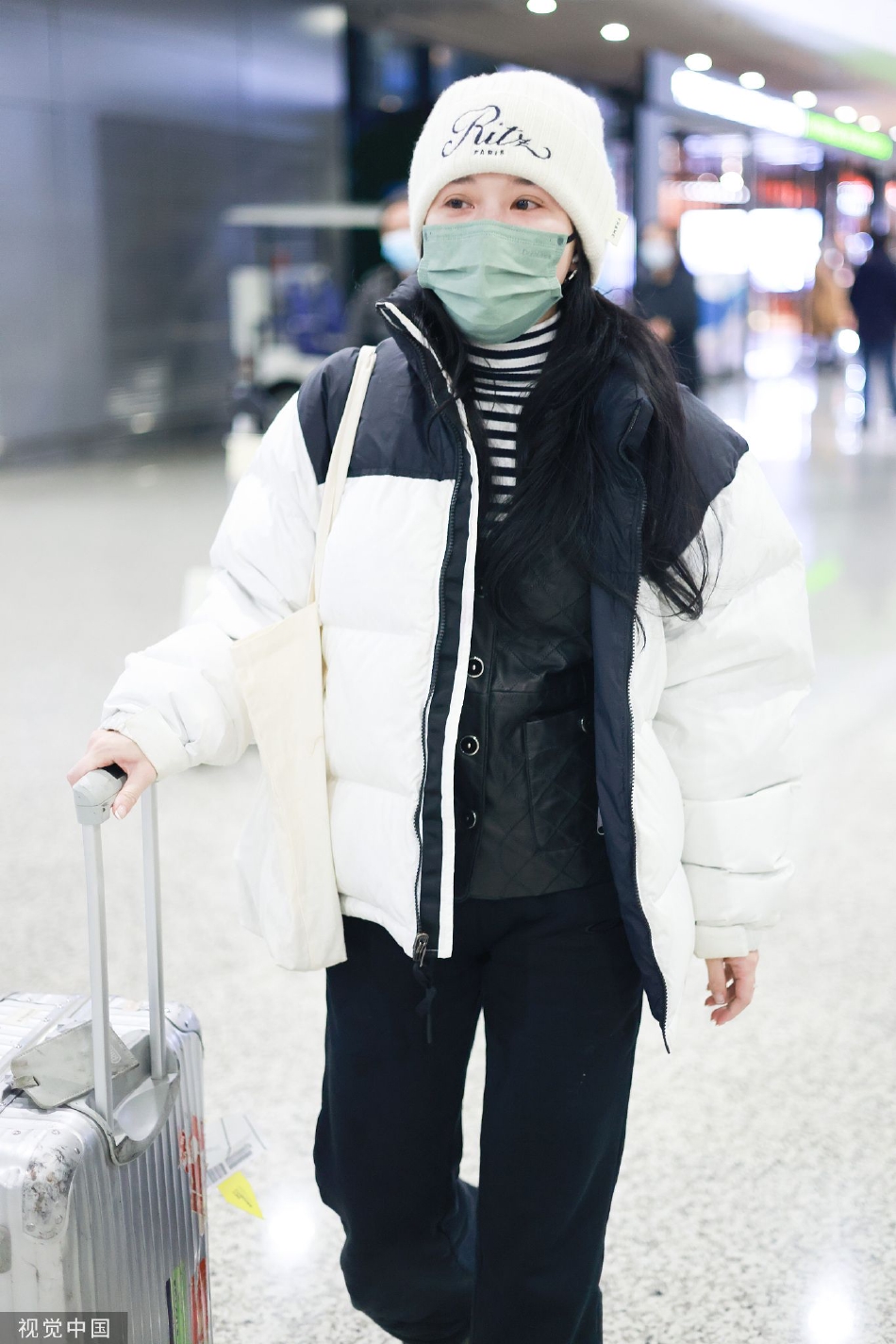 组图:熊乃瑾穿拼色羽绒服现身机场 穿搭简约向镜头挥手好亲切