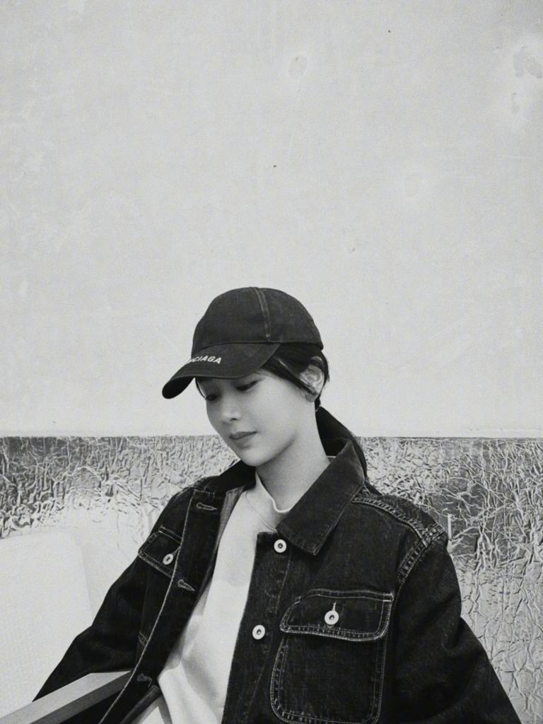 杨紫发布牛仔外套造型随拍 摆可爱造型青春减龄