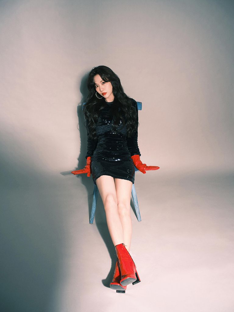 王霏霏出席芒果年货节 复古波浪卷发搭配亮面红手套摩登感十足