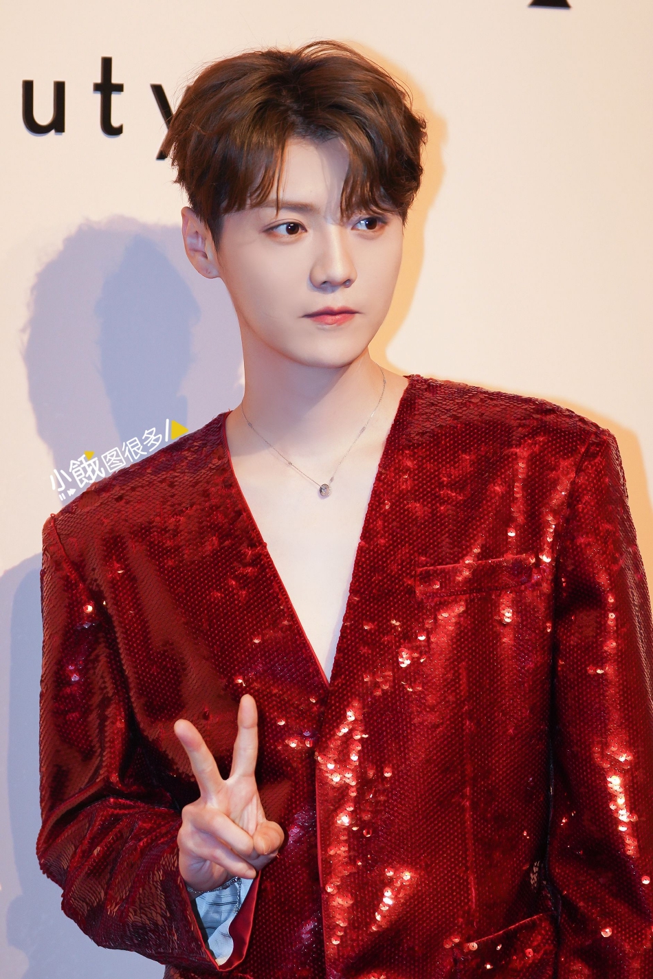 组图:鹿晗红色亮片真空西装造型亮相 对镜头比耶少年感满满