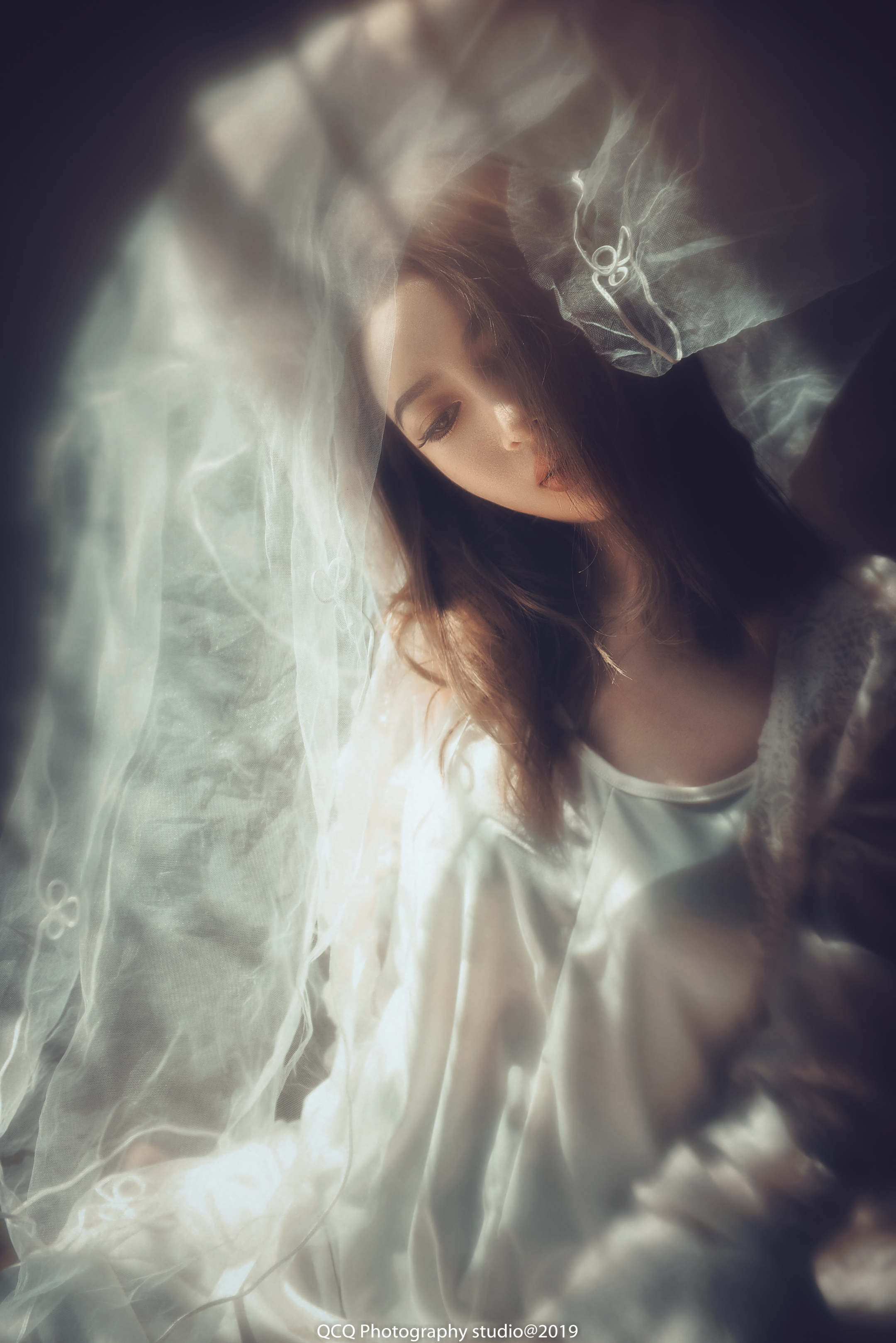 薄纱少女的梦幻写真,姿态诱惑人心