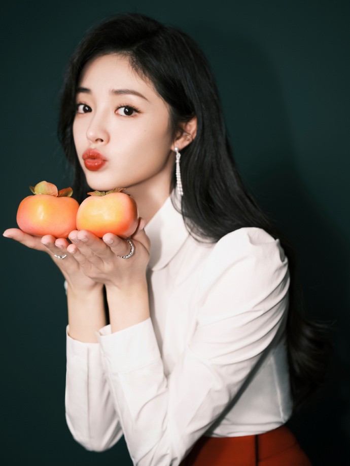 周洁琼气质优雅,美丽迷人