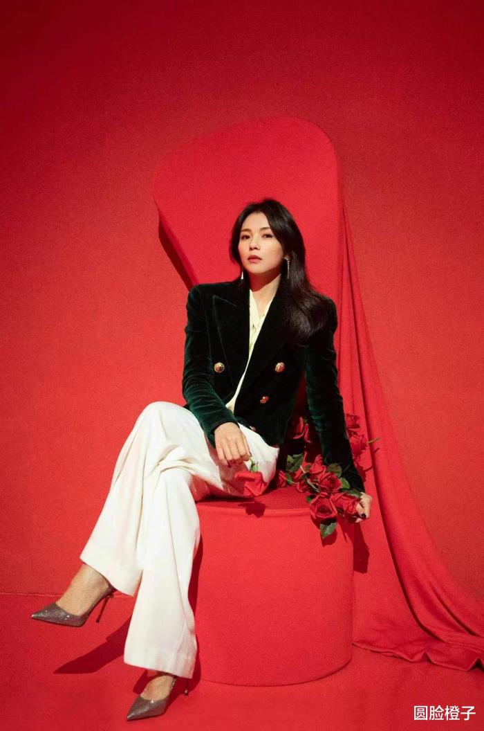 刘涛的身材棒极了,墨绿色丝绒西装配白色阔腿裤,气场全开美极了