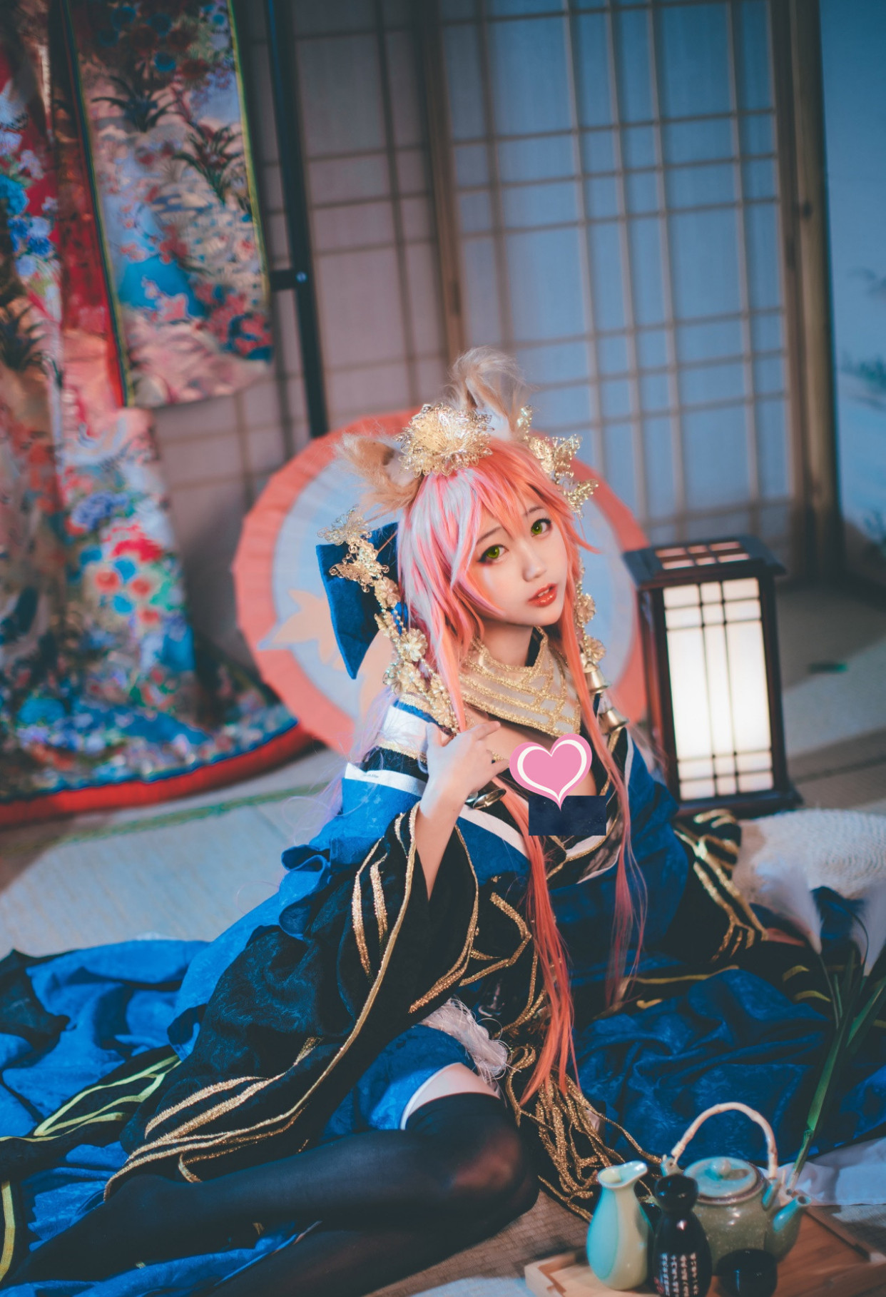 fgo狐娘玉藻前cos,华服曳地黑袜过膝,娇嗔侧坐凝眸抿唇