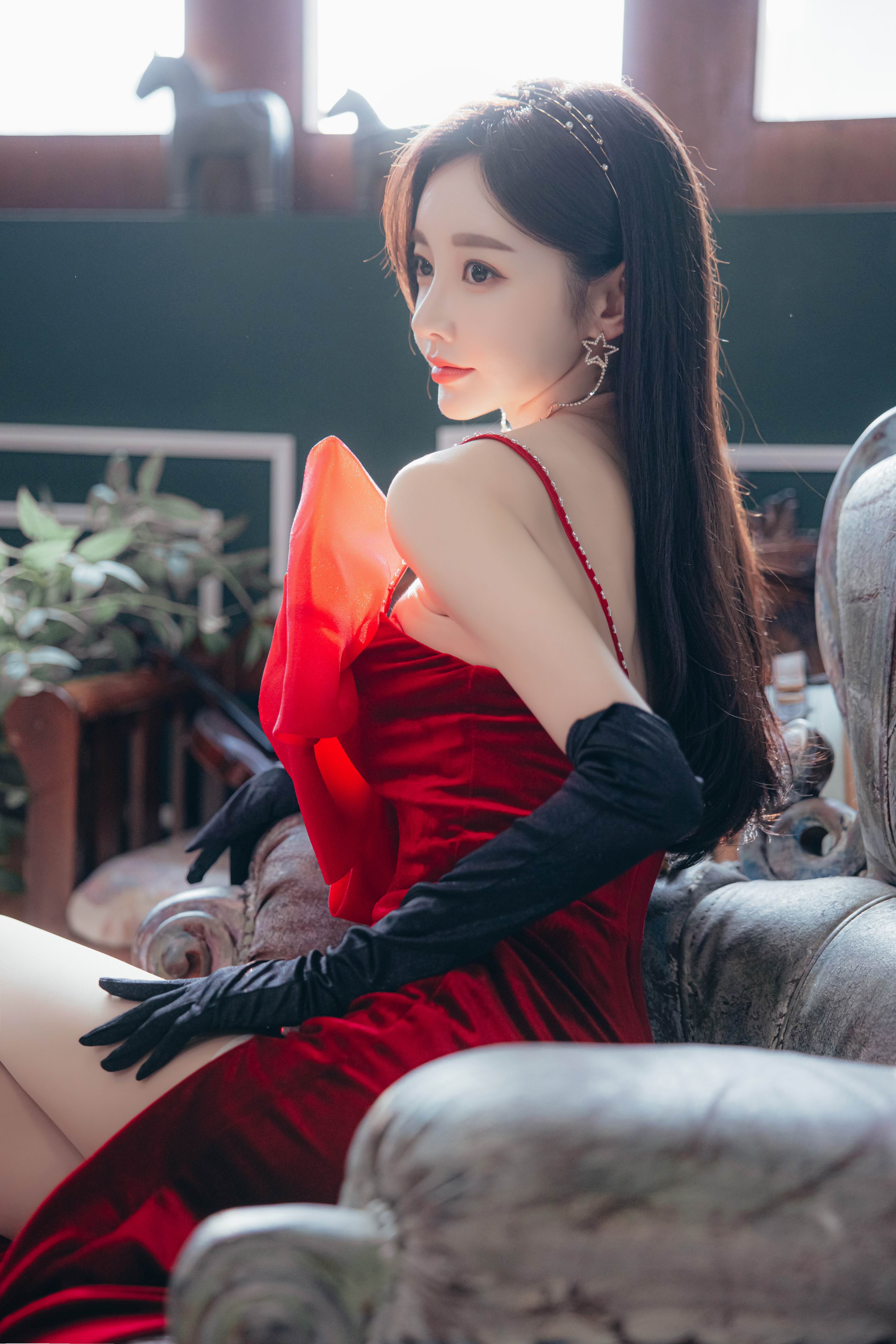 韩国女神孙允珠定拍写真:赤红茶花杜乐丽庭园蝴蝶礼裙,衣香鬓影