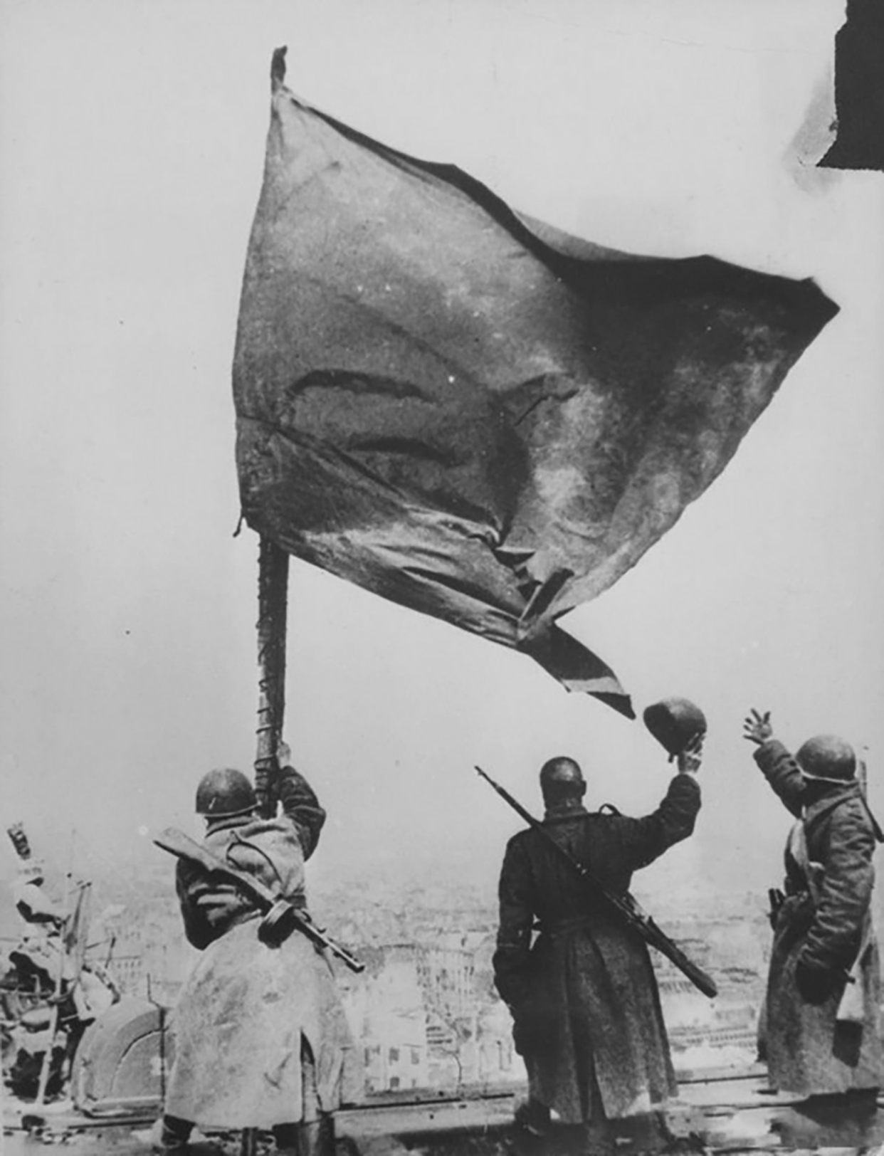 历史瞬间:十字路口处决抗日英雄,最初红军攻占国会大厦的插旗照