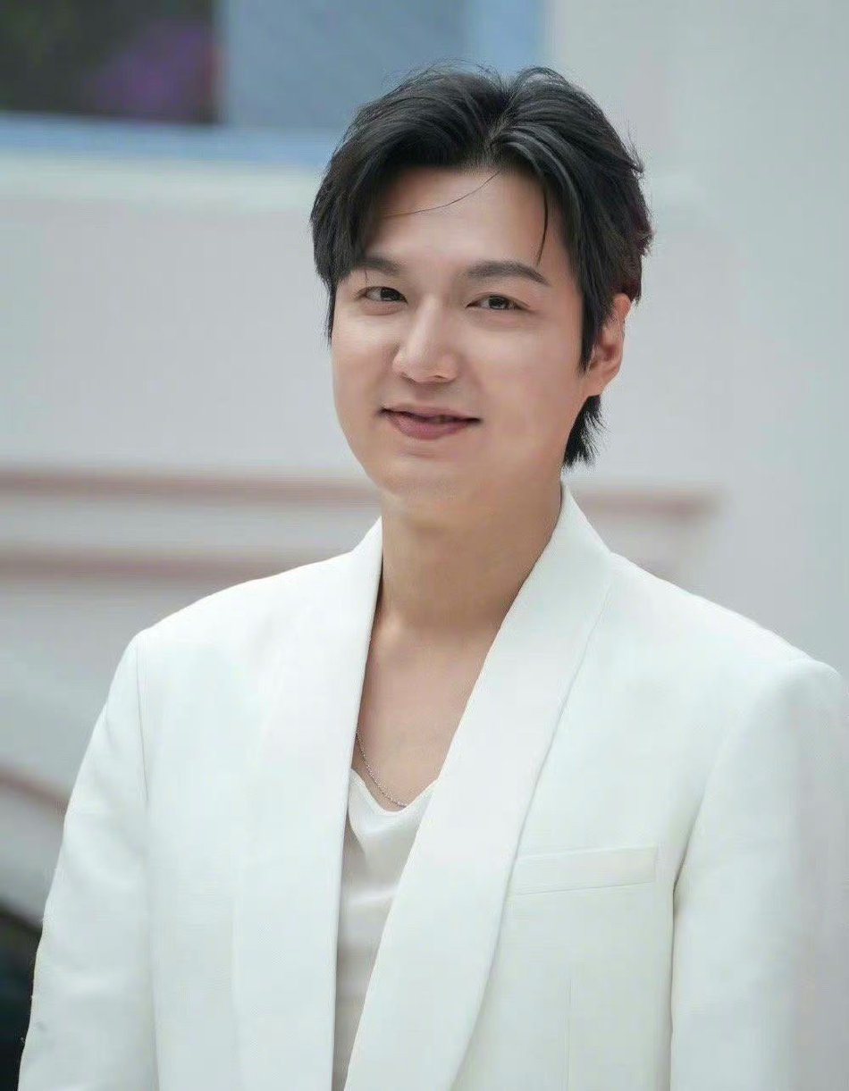 组图:《继承者们》变"发酵者们"!李敏镐活动生图面部浮肿明显