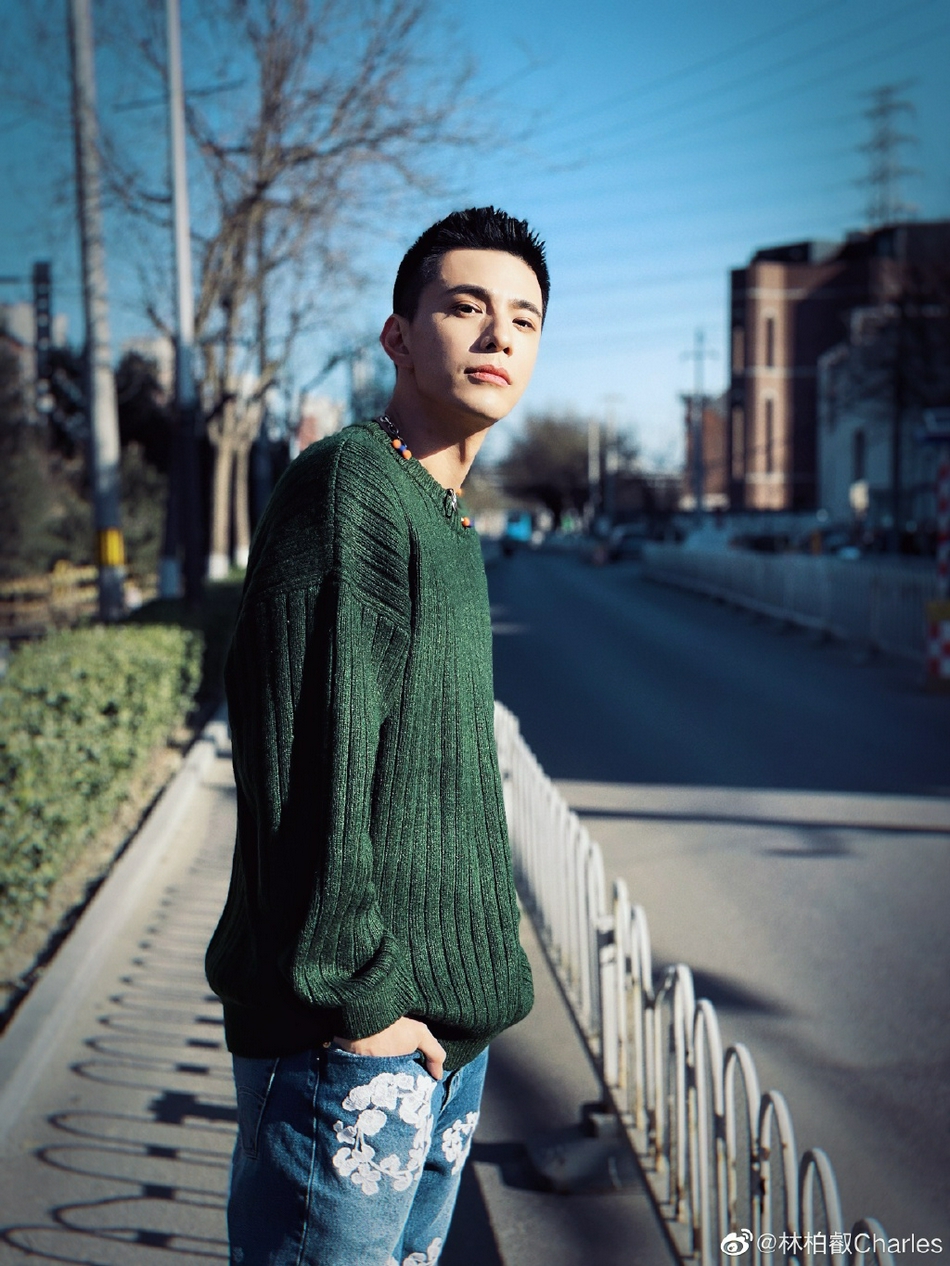 组图:林柏叡冬日街头潮拍 糖果衣领刺绣牛仔搭配温暖清新