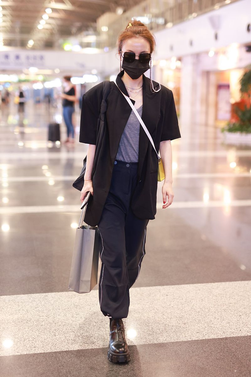 吴昕街拍:短袖宽肩西装prada短靴 hermes柠檬黄挎包抢镜吸睛