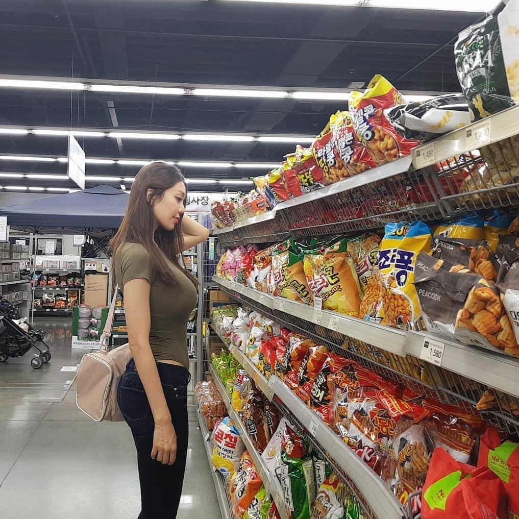 angelakim,在韩国是小有名气的model,身材好到超过100分