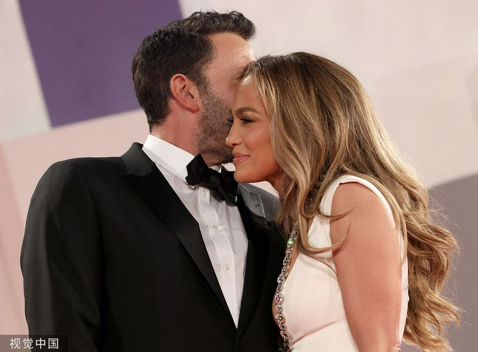 组图:撒狗粮!阿弗莱克洛佩兹《最后的决斗》首映礼秀恩爱