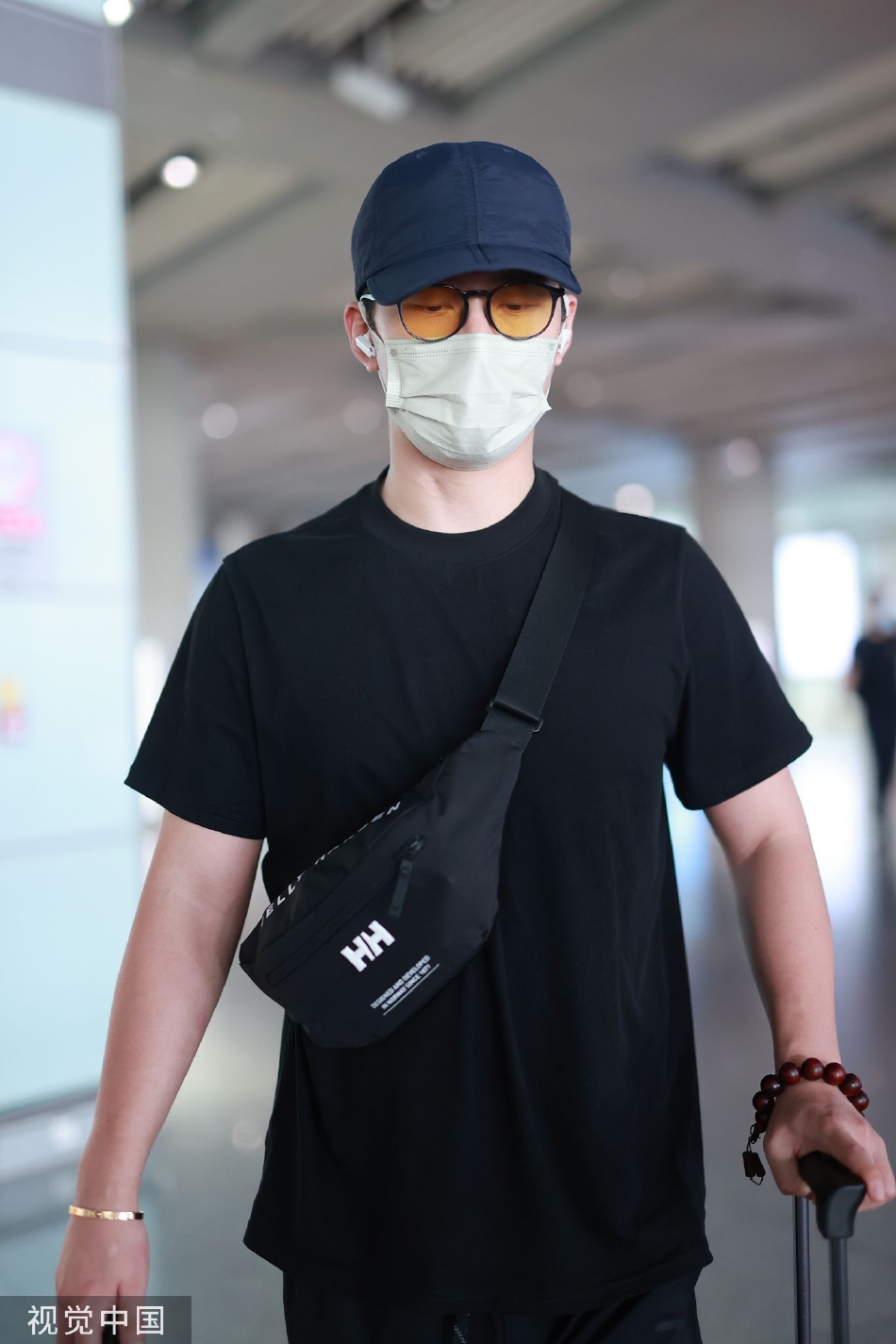 组图:窦骁穿一身黑装低调现身机场 戴帽子墨镜遮面休闲帅气