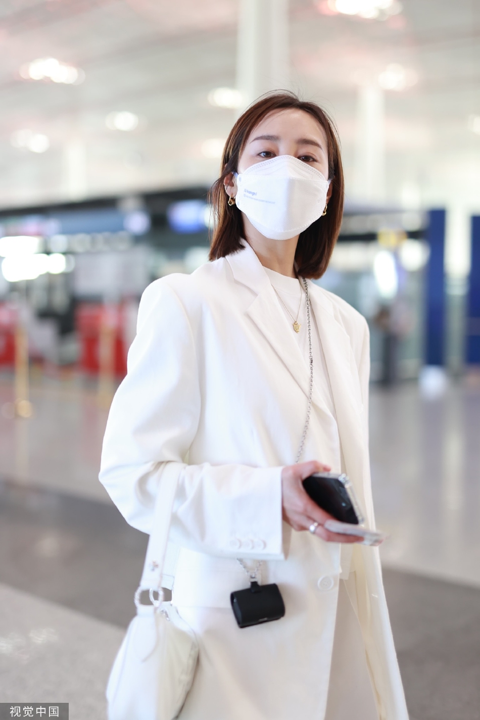 组图:李纯现身北京机场 着白色套装简约大方