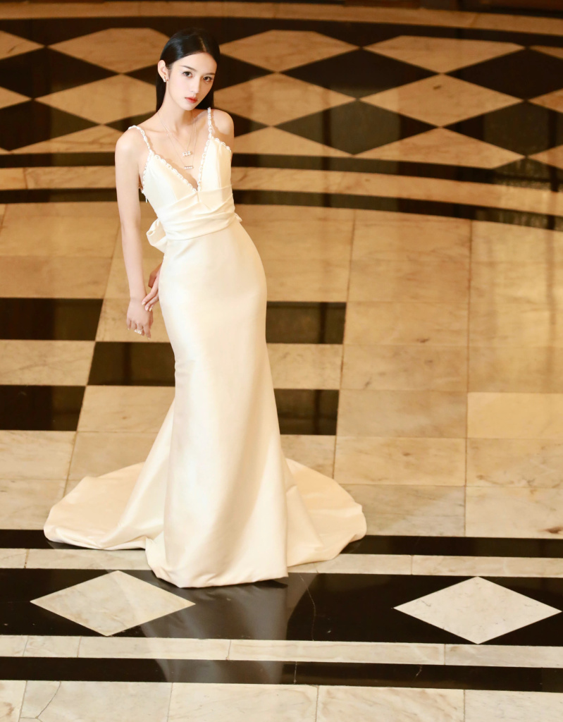 周也白色吊带裙出席品牌活动 秀性感锁骨气质冷艳