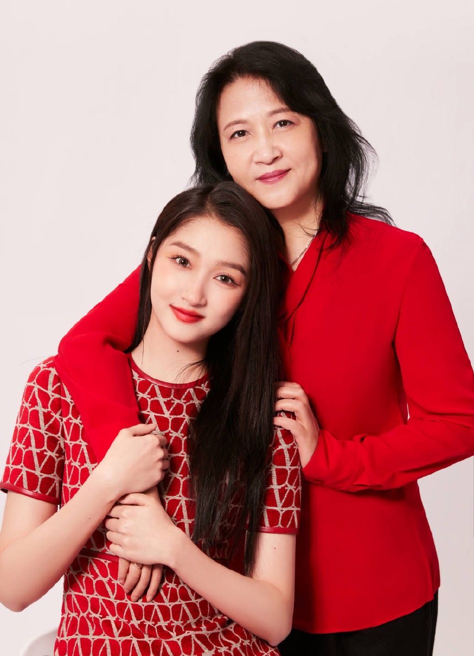 组图:关晓彤晒和妈妈新年贺岁照 母女演值超高氛围温馨