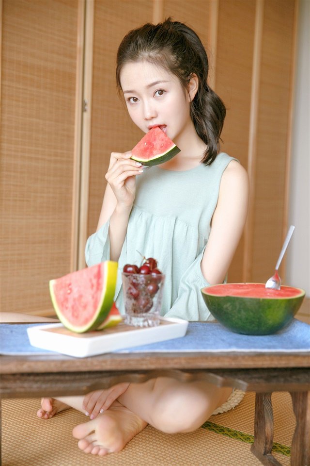 "最美举牌女生"陈娅安,夏日清凉写真