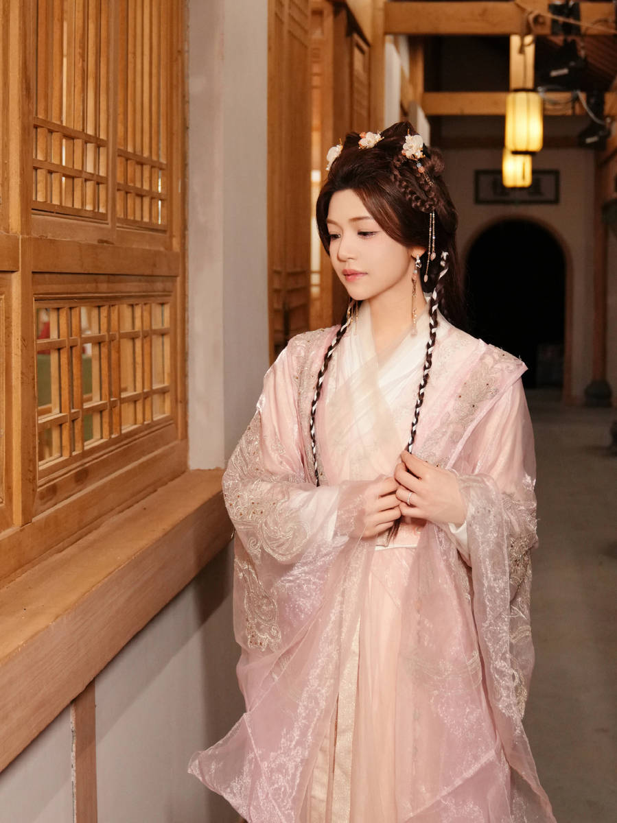 组图:陈妍希再挑战古装造型 温婉闺秀飒爽侠女尽显双面魅力