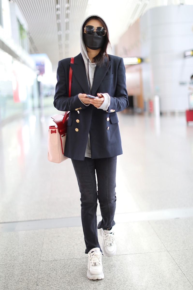 刘涛街拍:双排扣西装铅笔裤 buffalo厚底鞋商务干练