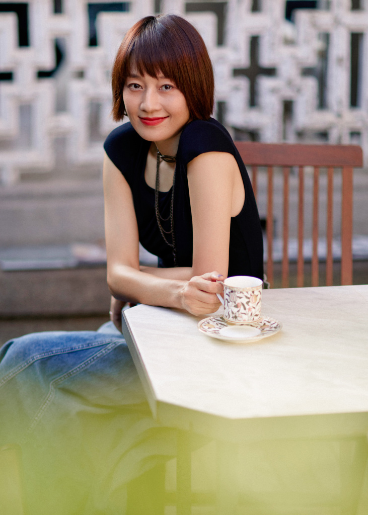 马伊琍分享秋日午后写真 简约穿搭笑容治愈