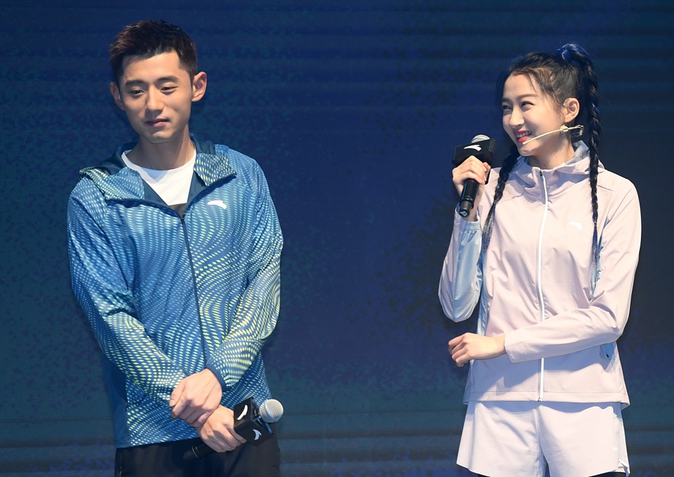 组图:关晓彤梳双麻花辫俏皮可爱 在张继科面前颠乒乓球表情呆萌