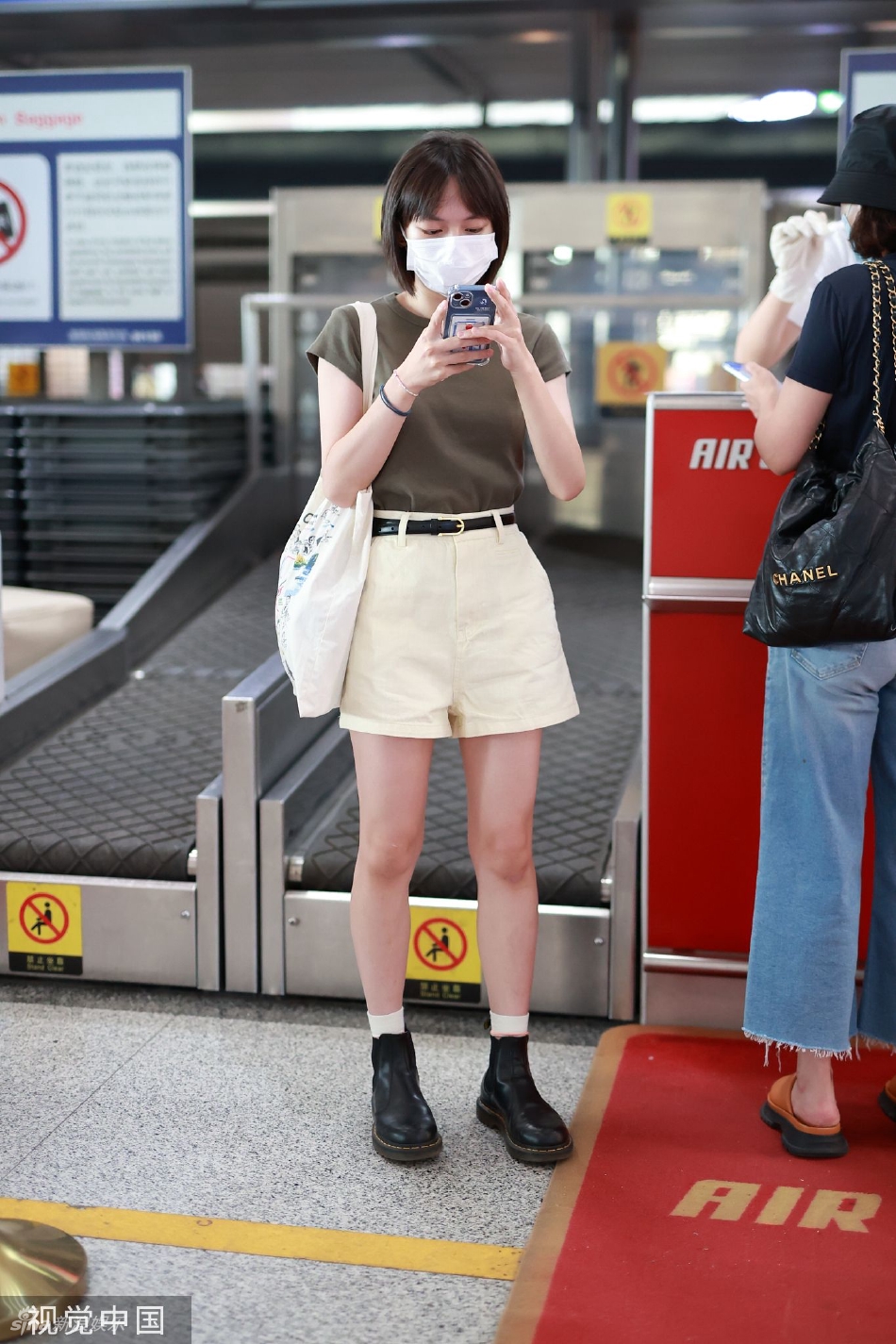 组图:文淇t恤短裤简约穿搭现身 青春活力元气满满