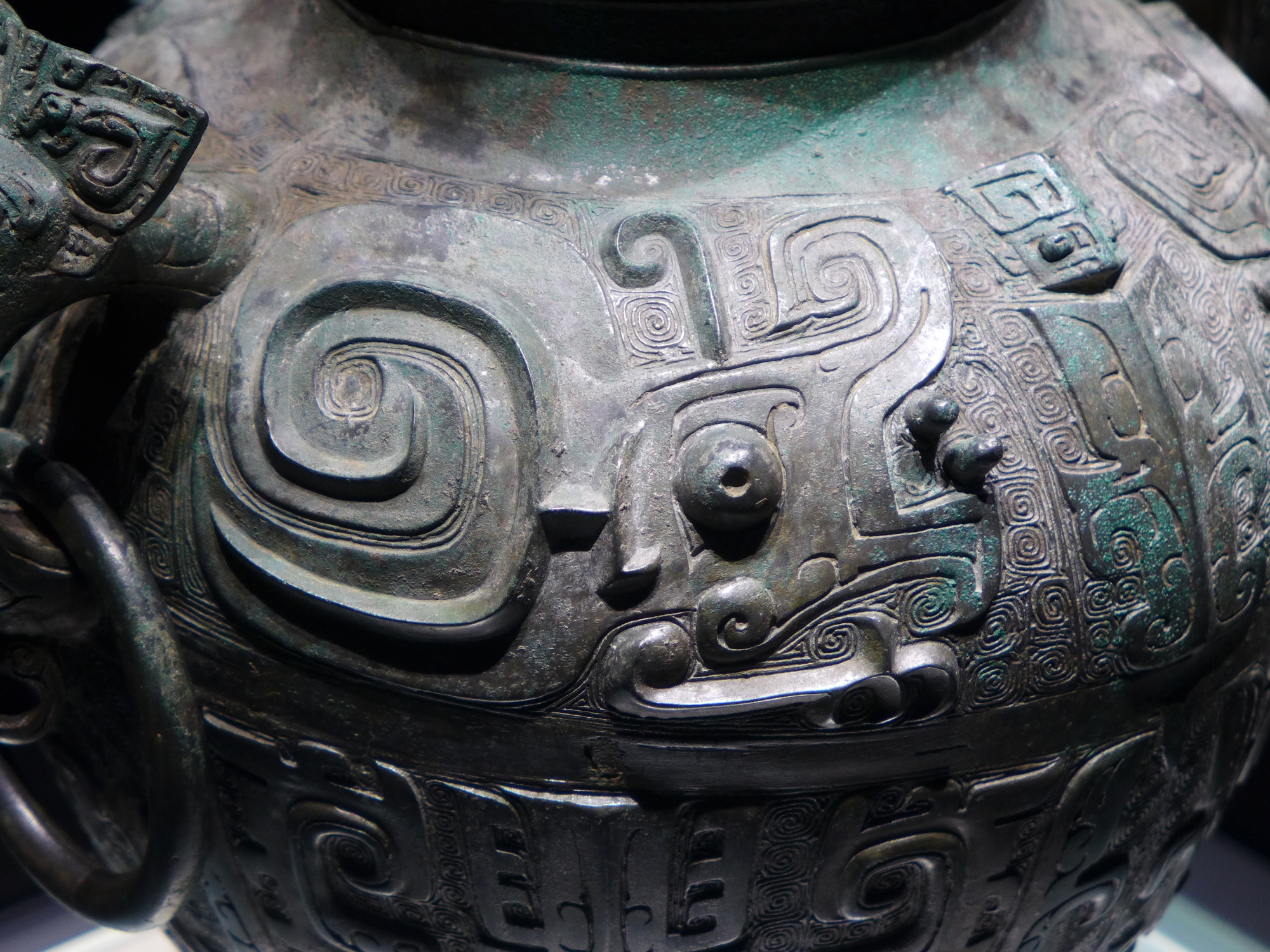 卷体夔纹龙盖罍——喀左小波汰沟青铜器窖藏出土