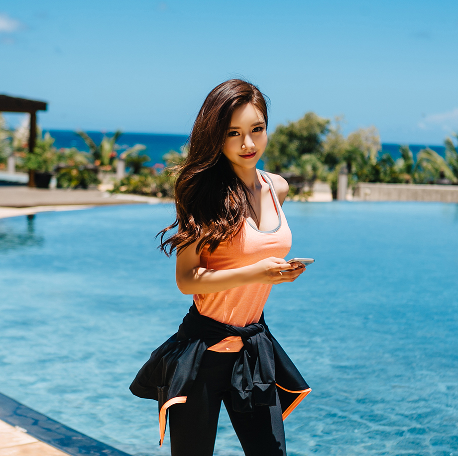 孙允珠每日穿搭:金橘色帅气健身运动吊带背心