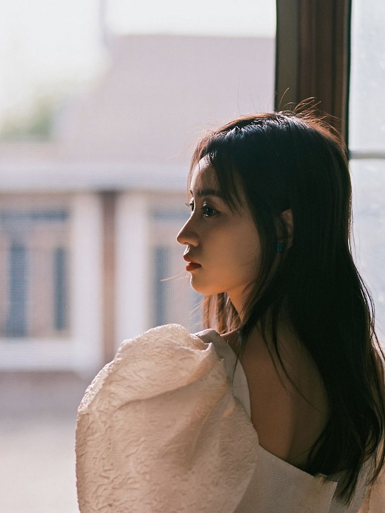 黄婷婷夏日胶片写真清新养眼 穿法式白裙氛围感满满