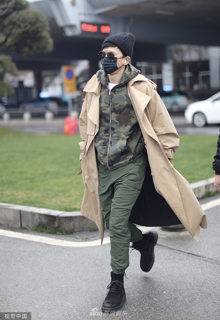 组图:张杰穿风衣现身机场气场足 将出席湖南卫视华人春晚