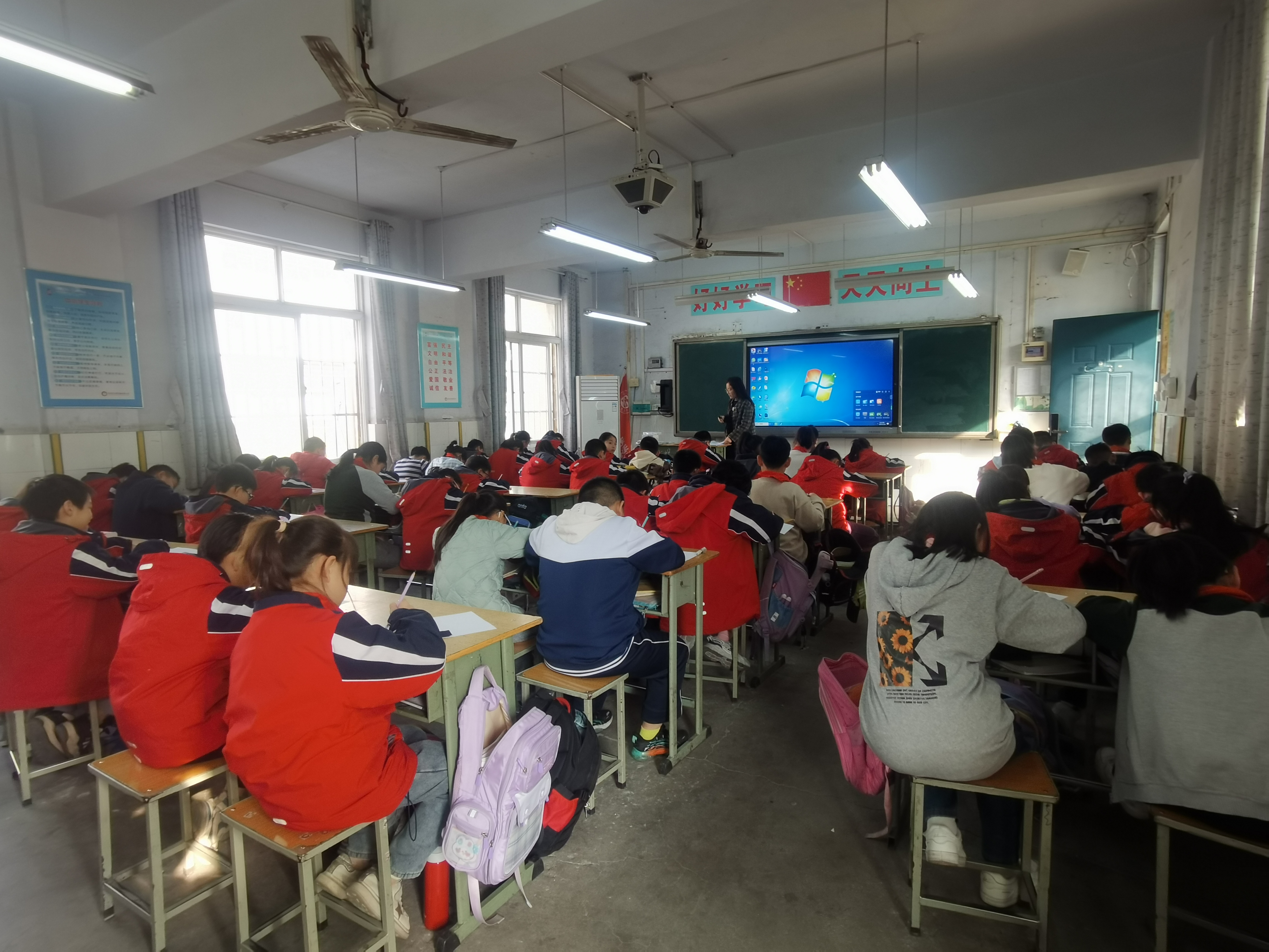 河南省现代家庭教育研究院为郑州市秦岭路小学进行心理健康大普查