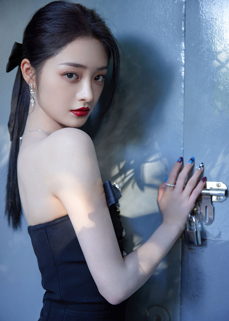 周洁琼抹胸连体裤秀精致锁骨 回眸凝望气质清冷