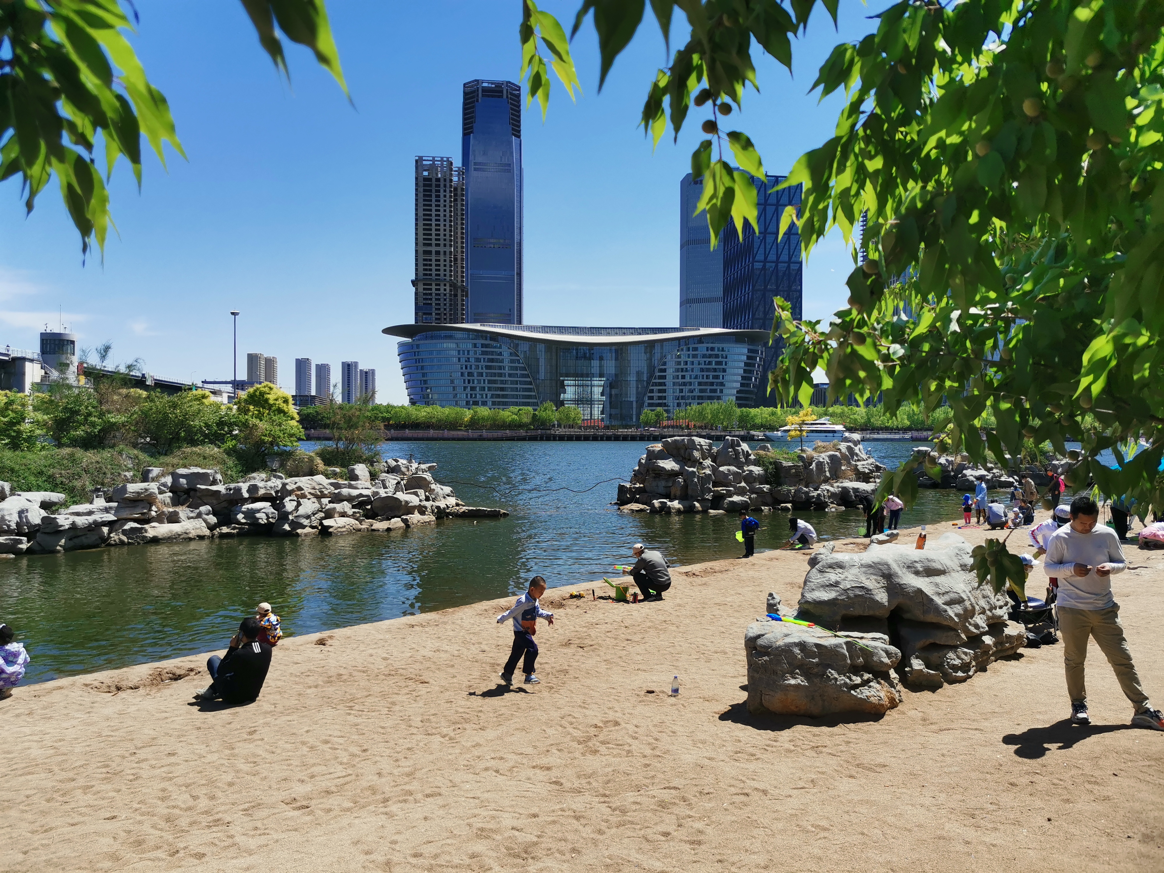 天津滨海新区商务区,有一个"彩带公园",是休闲和观光的好去处