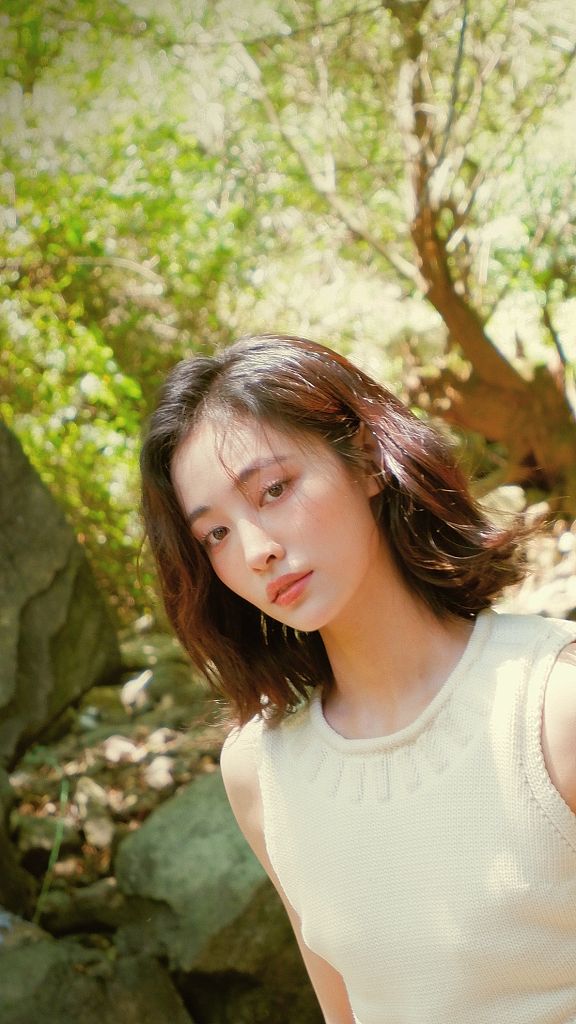 许佳琪夏日户外写真沐浴绿光森林 白裙飘飘秀瓷白美背