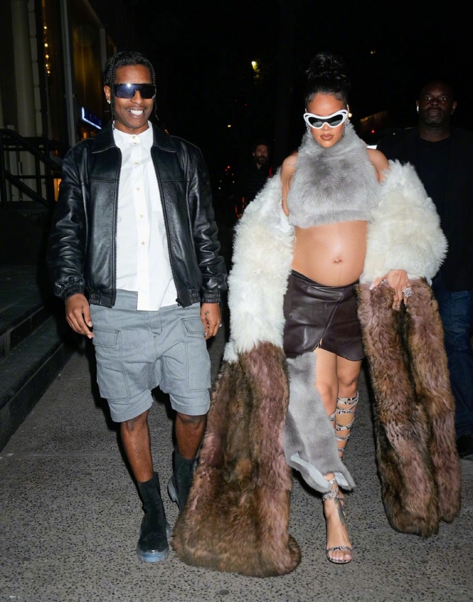 组图:蕾哈娜挺二胎孕肚与男友asap rocky现身街头