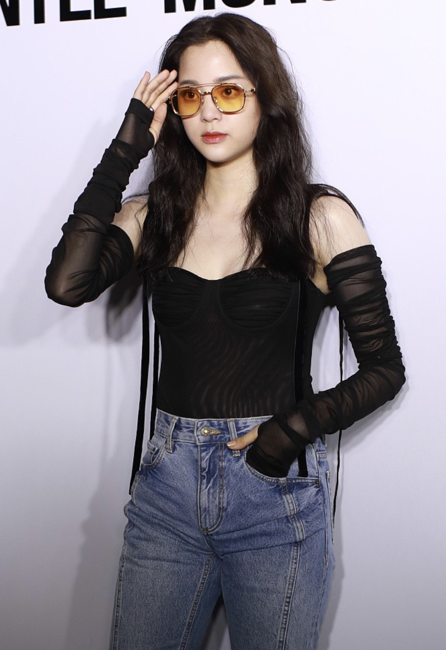 改成熟范!欧阳娜娜穿黑纱透视装小秀性感