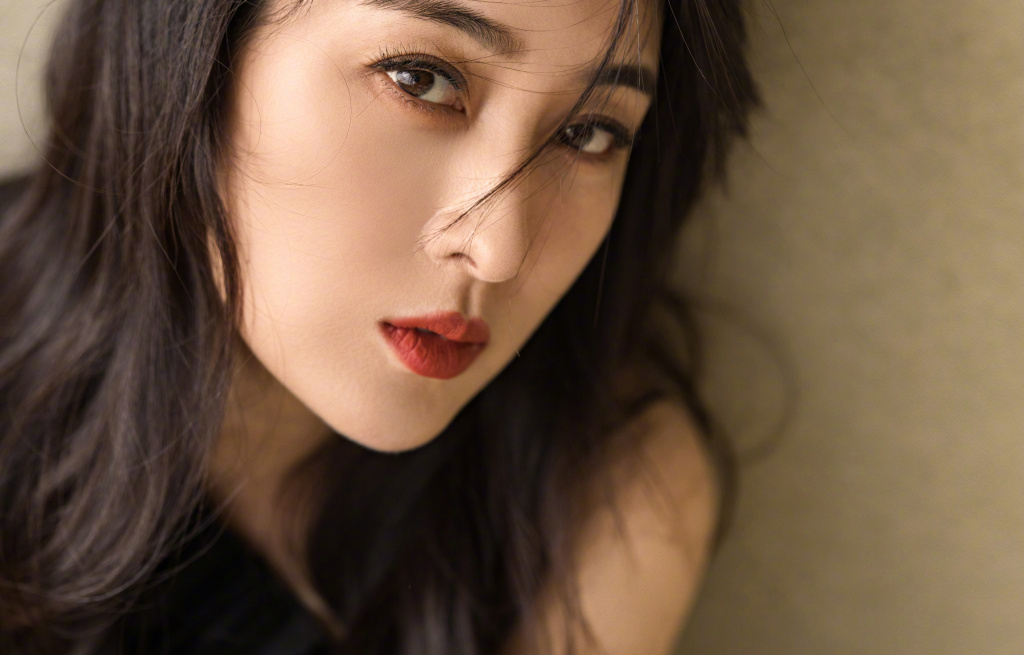 马苏出席北京电影节中国电影之夜 卷发红唇风情万种