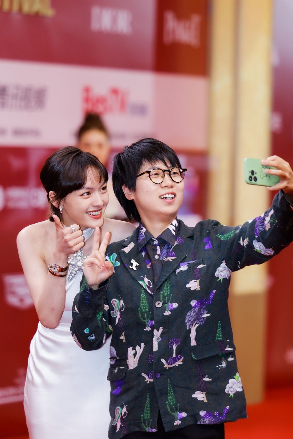 组图:第25届上海电影节闭幕红毯 胡歌王一博曾黎宋佳等亮相