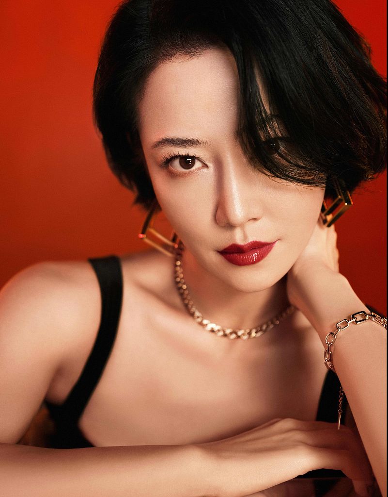 谭卓吊带黑裙拍写真复古优雅 港风短发和大红唇个性吸睛