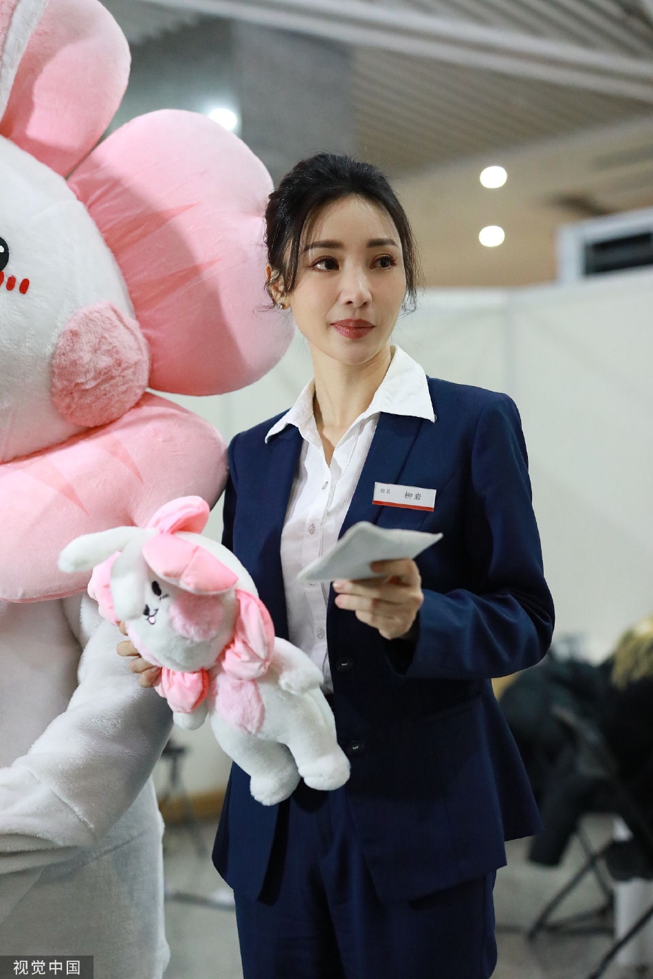 组图:柳岩现身2023北京卫视春晚录制 穿西装衬衫扮柜员造型