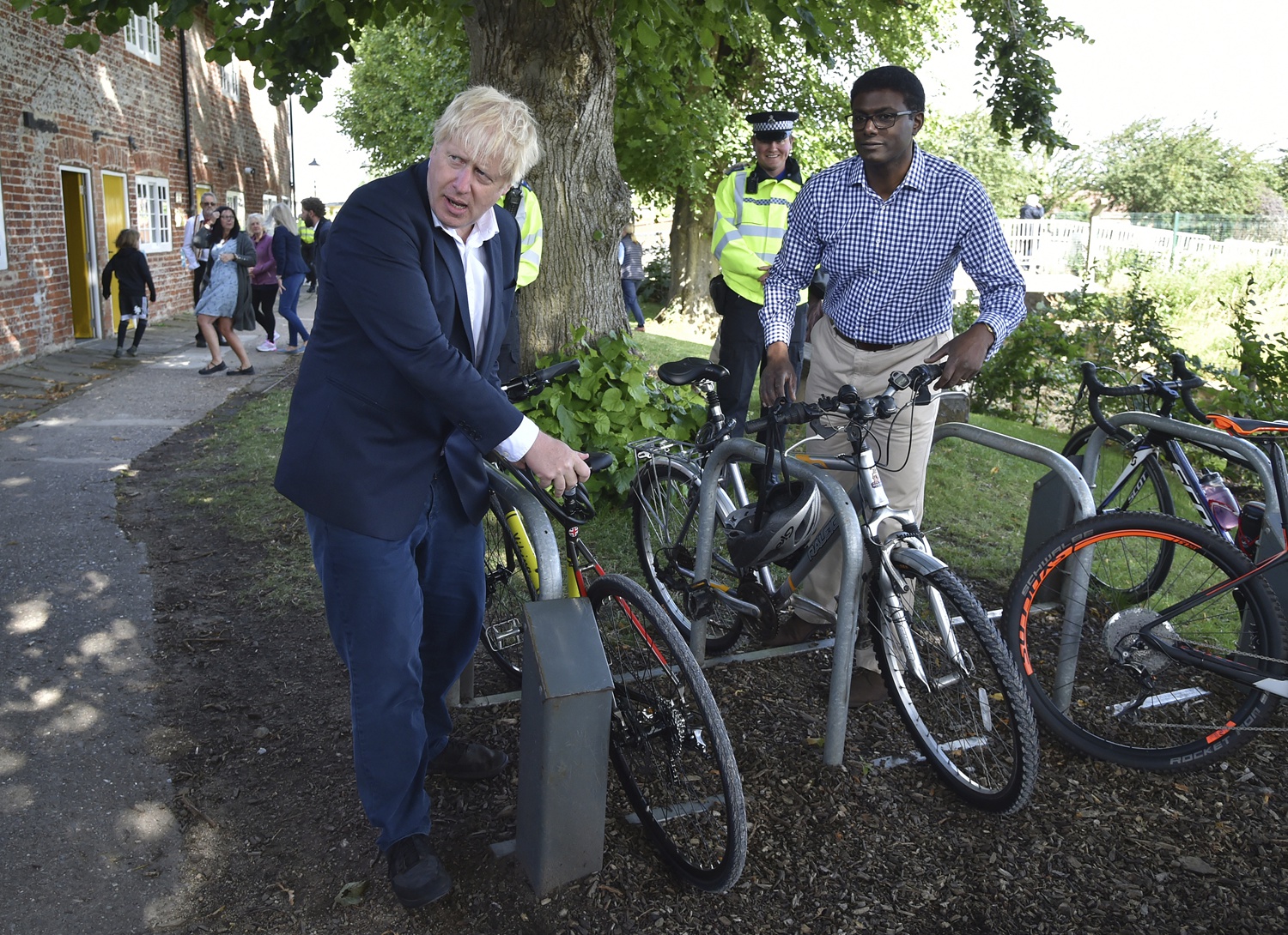英国首相骑自行车图片