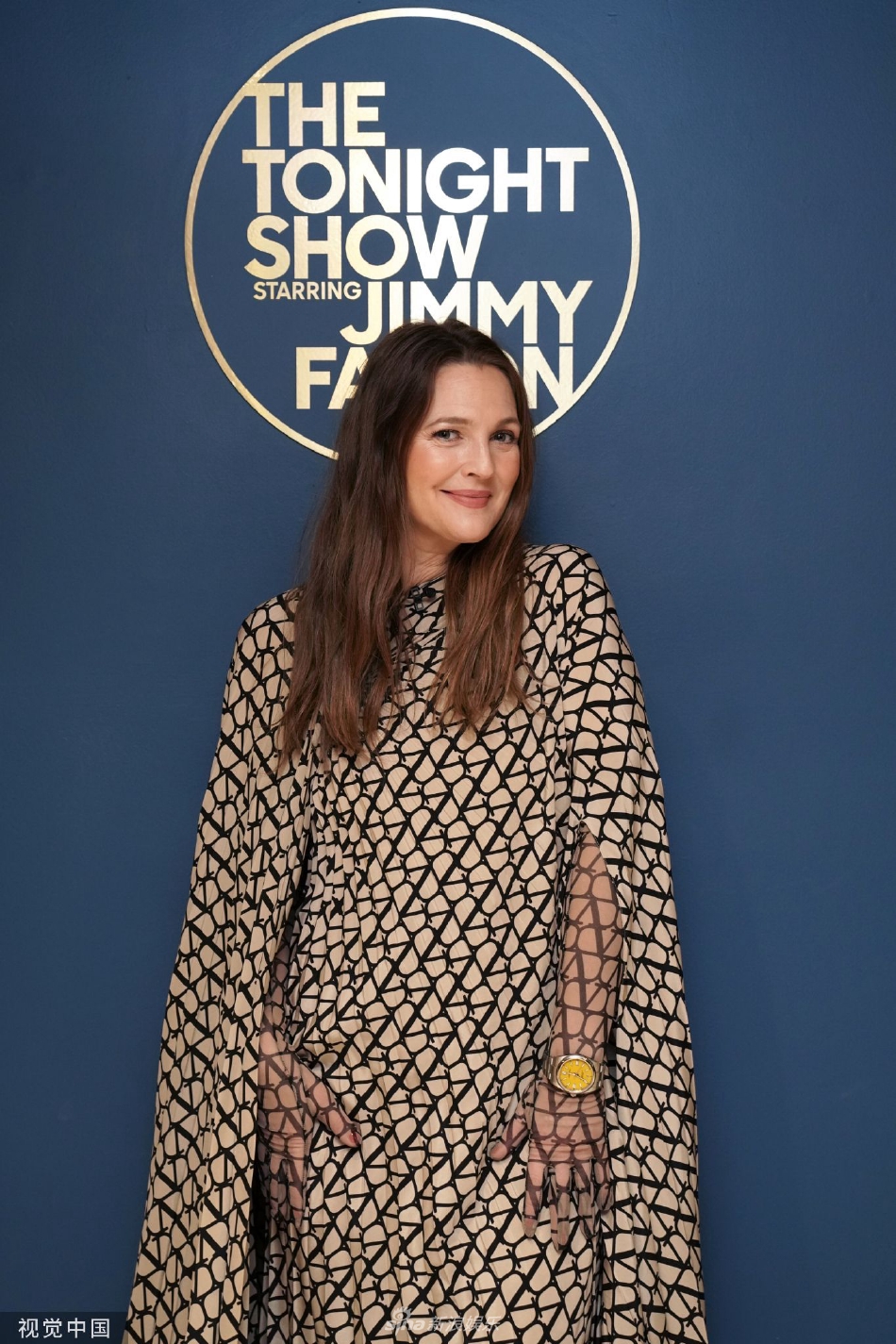 组图:演员德鲁-巴里摩尔现身《吉米今夜秀》一身渔网裙造型大胆