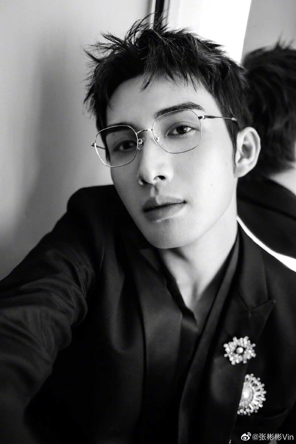 组图:张彬彬晒九宫格黑白写真 银边眼镜框更显斯文清冷