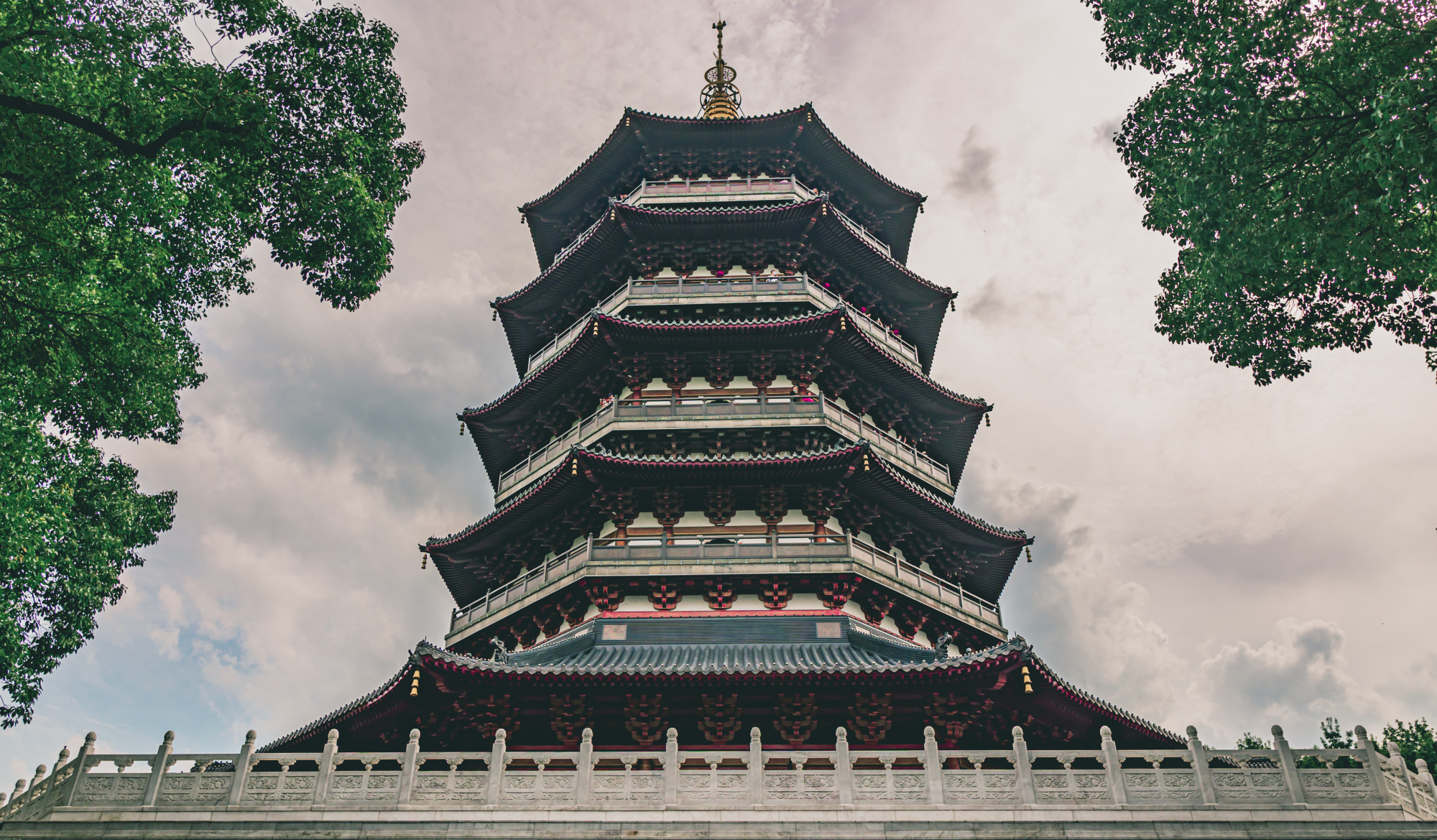 旅游景点推荐:杭州雷峰塔,千年古塔的倒塌之谜是因为砖?