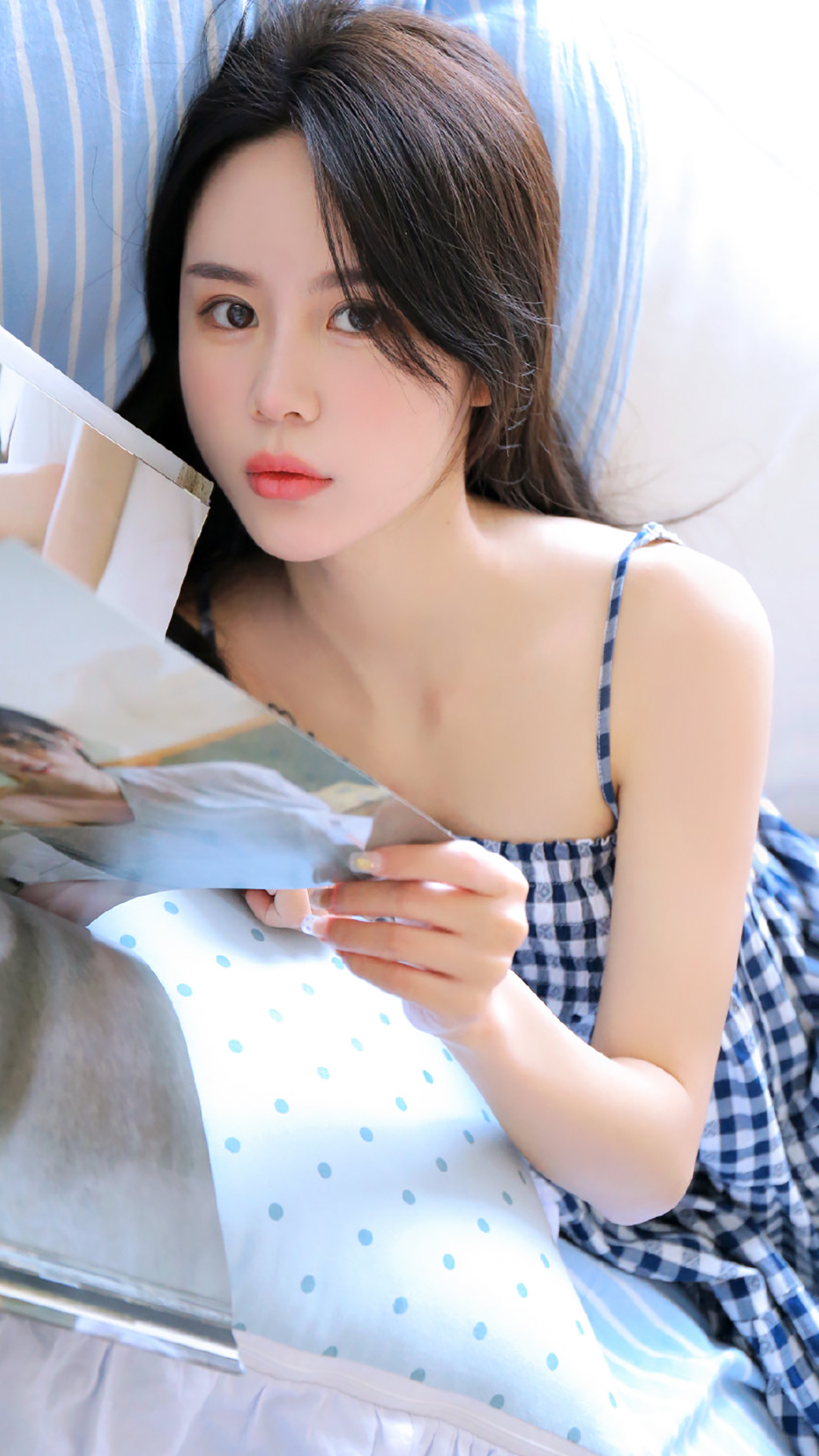文静秀气美女性感写真手机壁纸