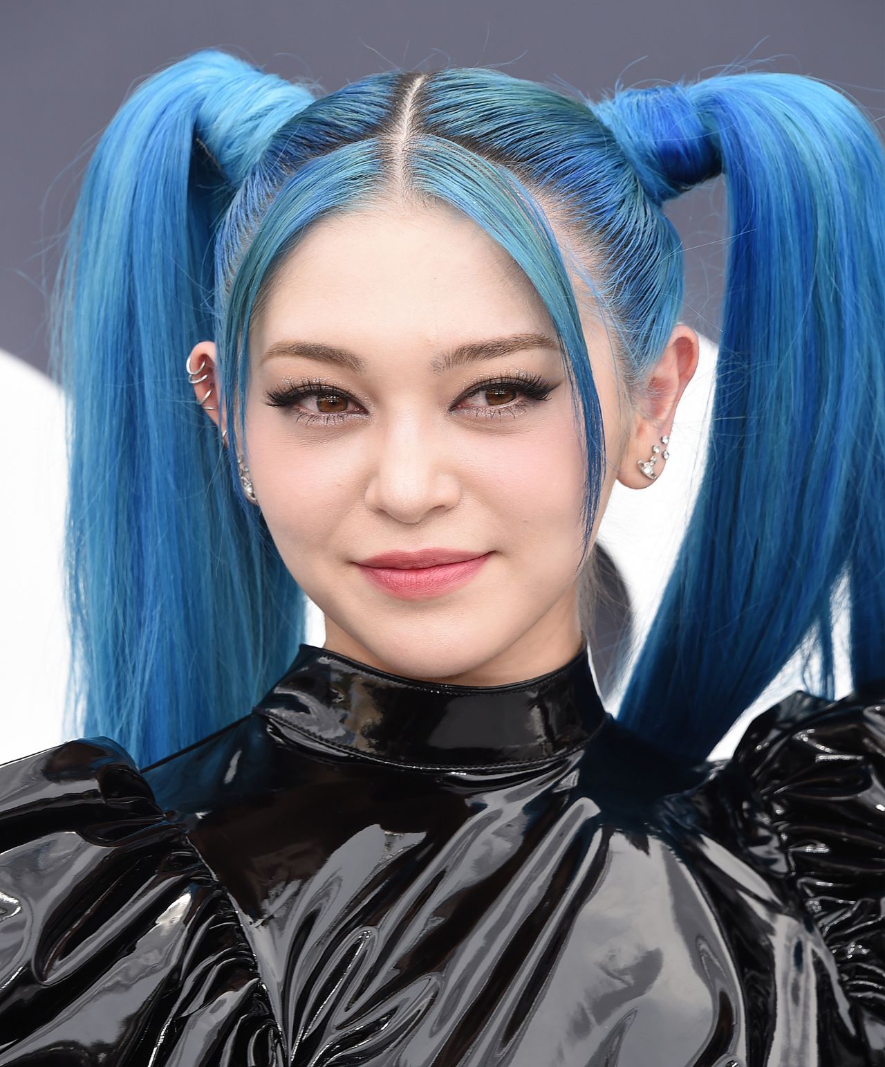 美籍韩裔歌手alexa,亮面皮质超短裙,蓝色动漫发型,青春可爱