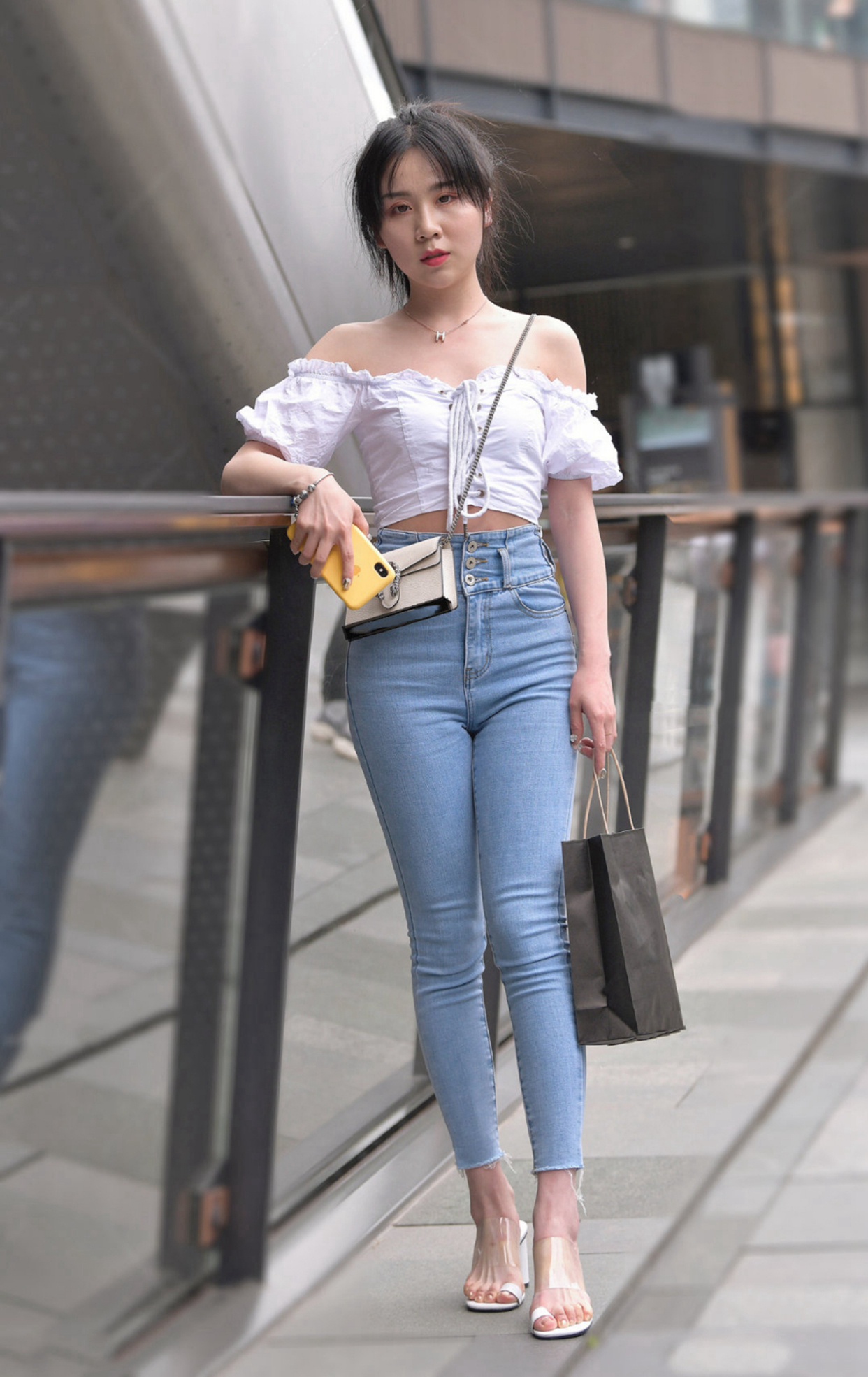 百搭的浅色牛仔裤,上衣怎么搭配都好看,出门不用担心打扮不漂亮