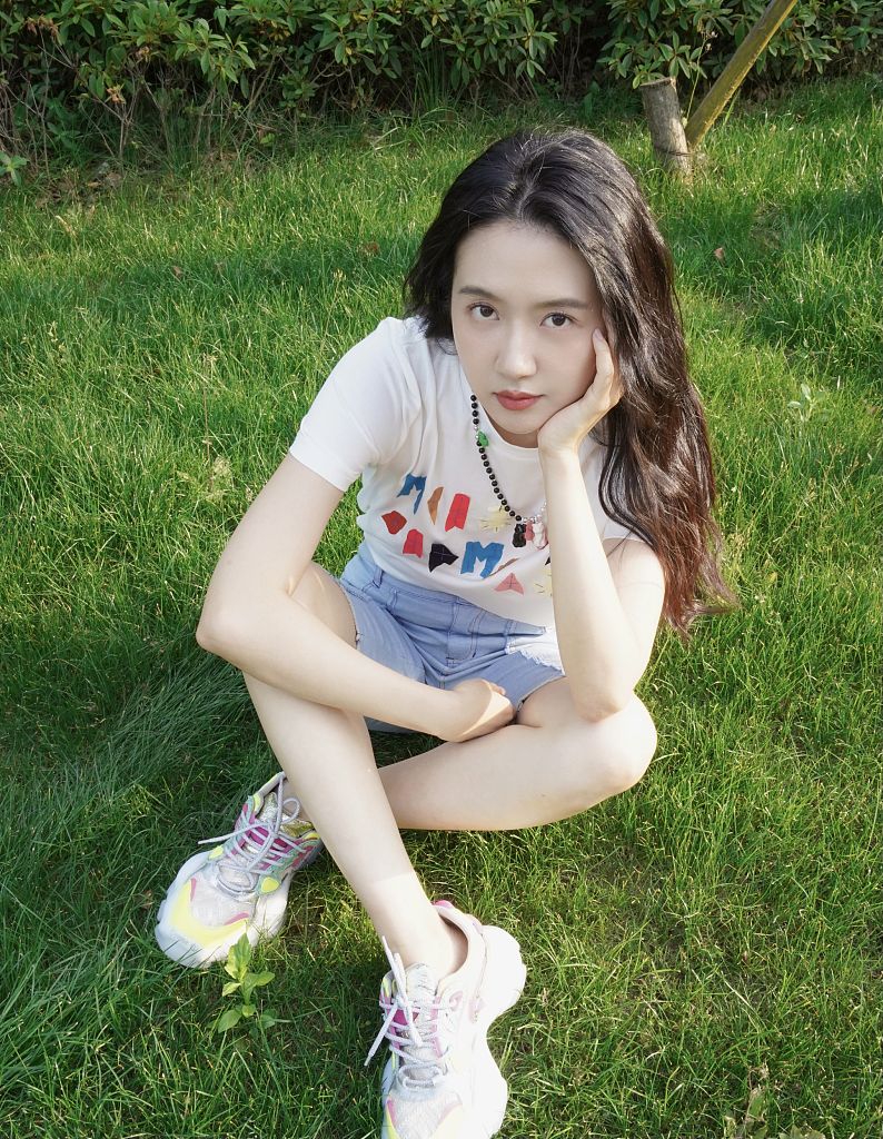 许凌月发布夏日户外阳光草地写真 长发披肩比心甜笑清纯可人