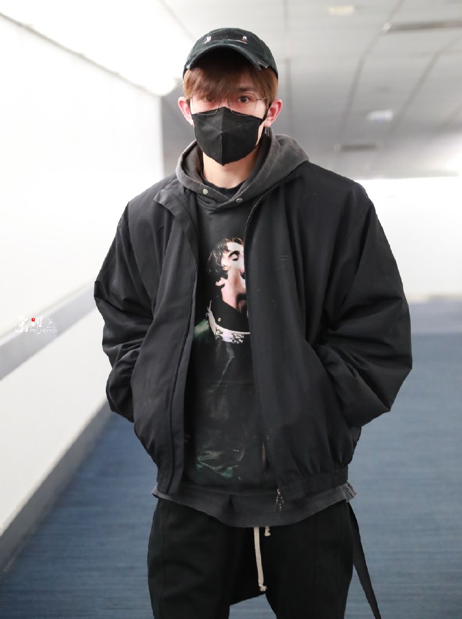 组图:易烊千玺机场出行路透 穿休闲套装戴帽子低调帅气